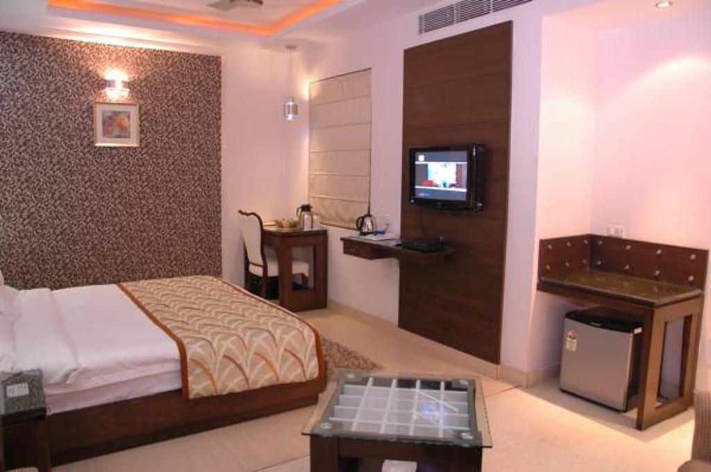 Hotel Palmdale Zirakpur Exterior photo