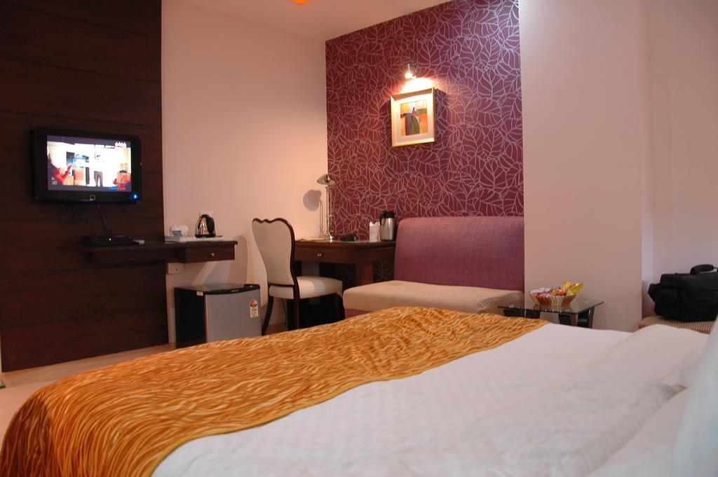 Hotel Palmdale Zirakpur Exterior photo