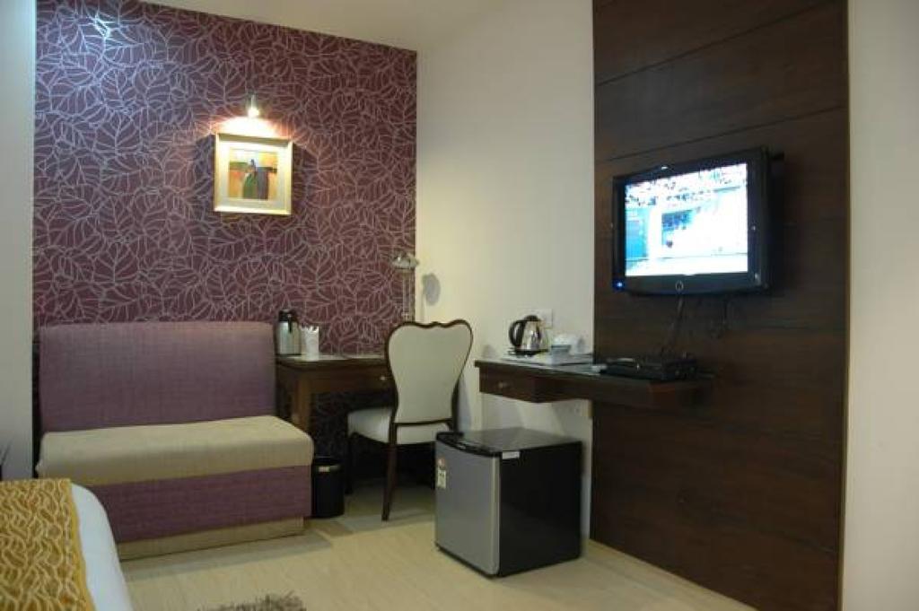 Hotel Palmdale Zirakpur Exterior photo