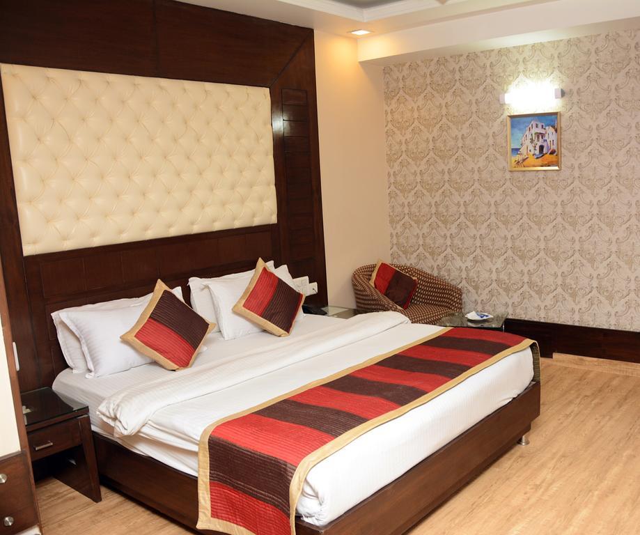 Hotel Palmdale Zirakpur Room photo