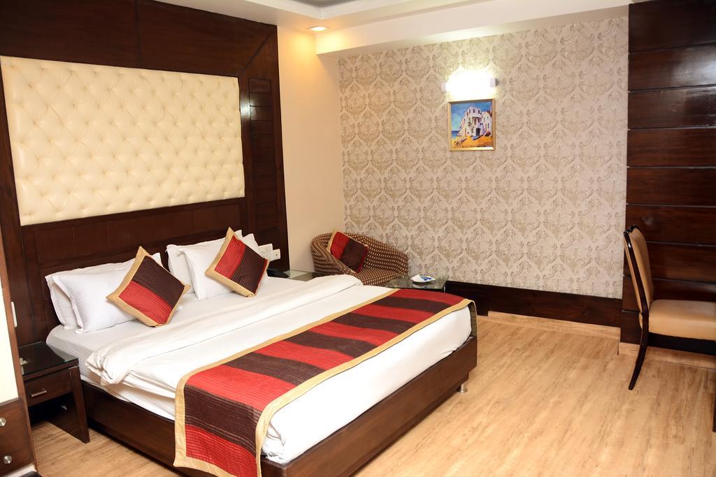 Hotel Palmdale Zirakpur Room photo