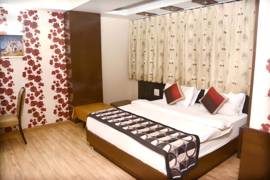 Hotel Palmdale Zirakpur Room photo