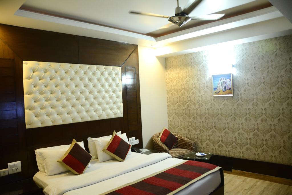 Hotel Palmdale Zirakpur Room photo