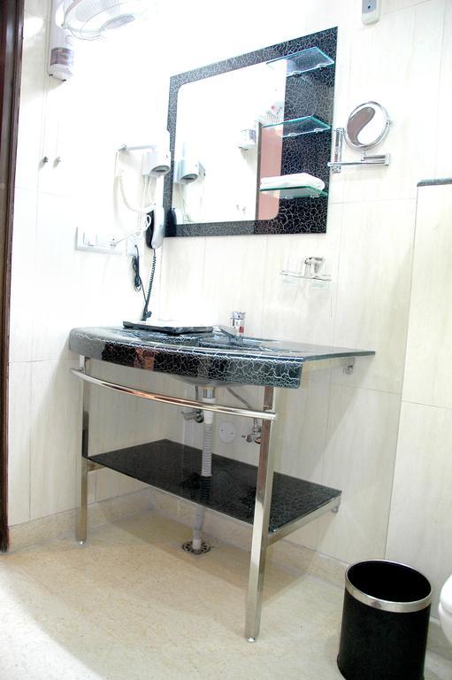 Hotel Palmdale Zirakpur Room photo