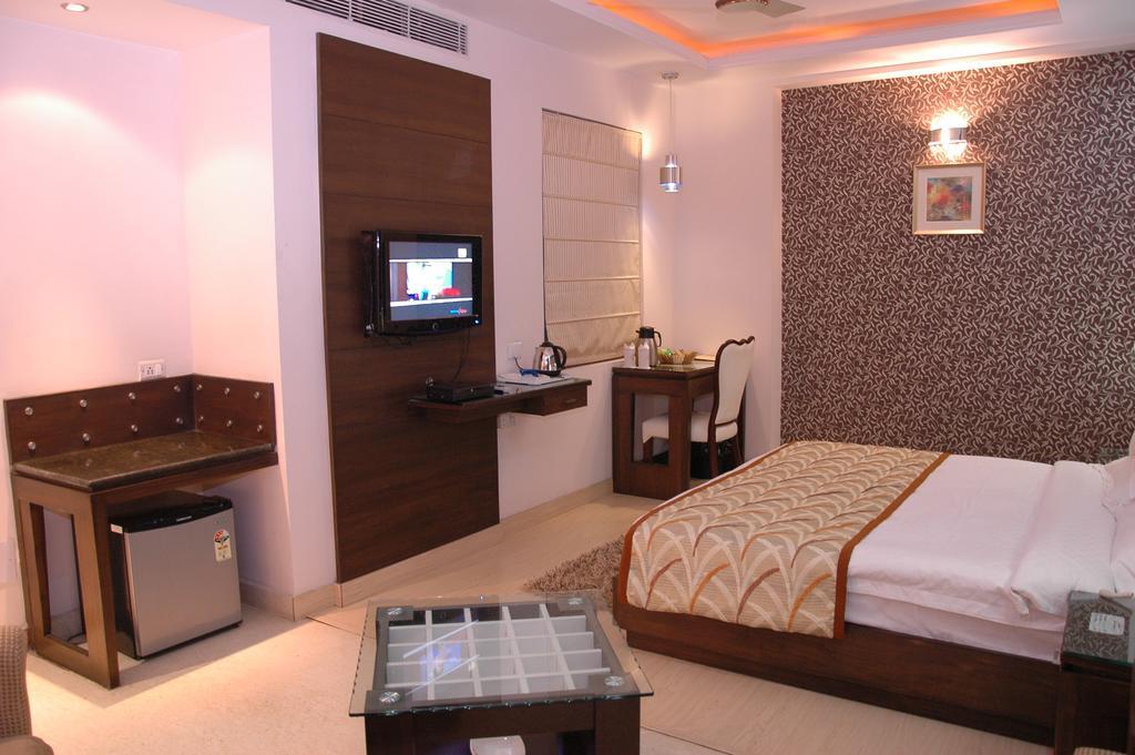 Hotel Palmdale Zirakpur Room photo