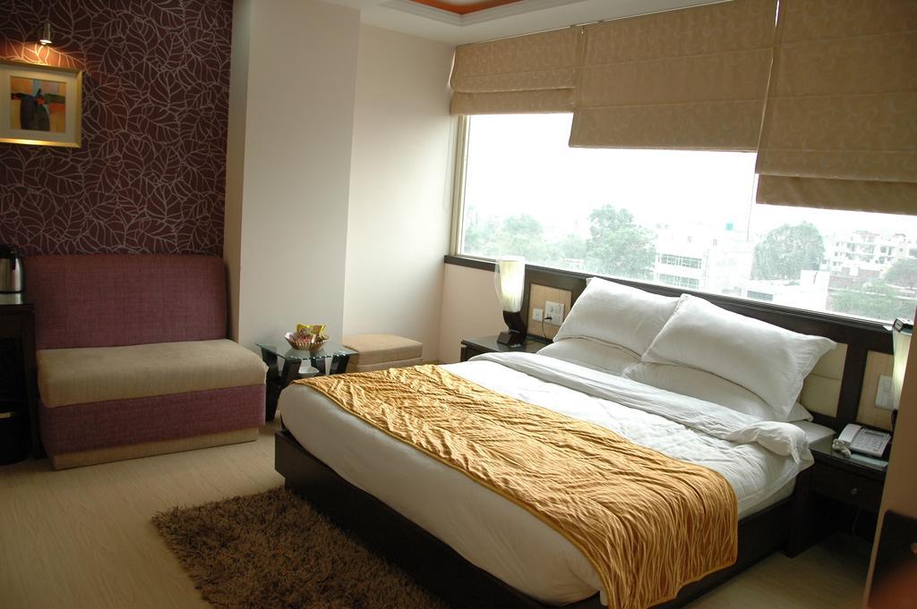 Hotel Palmdale Zirakpur Room photo