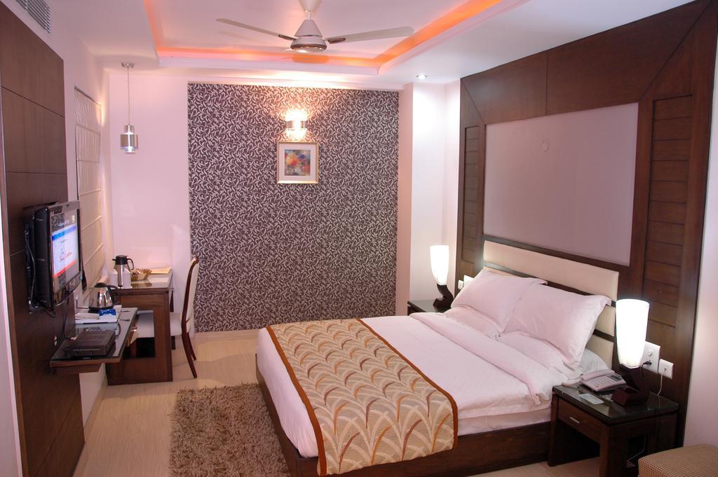 Hotel Palmdale Zirakpur Room photo