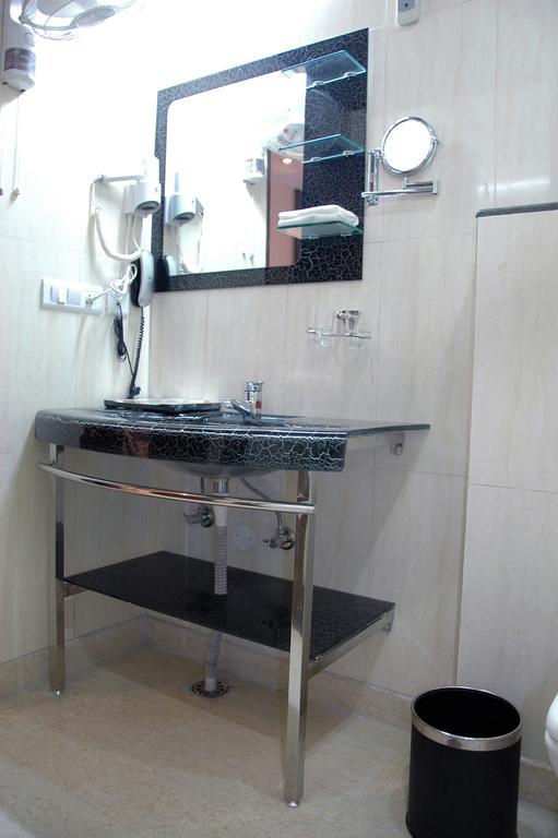Hotel Palmdale Zirakpur Room photo