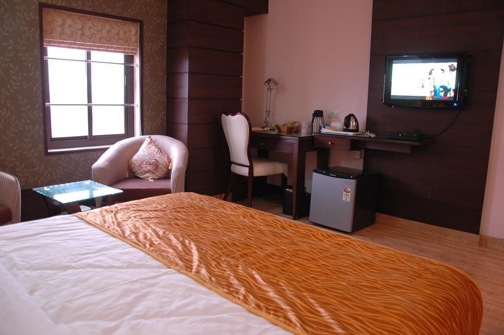 Hotel Palmdale Zirakpur Room photo
