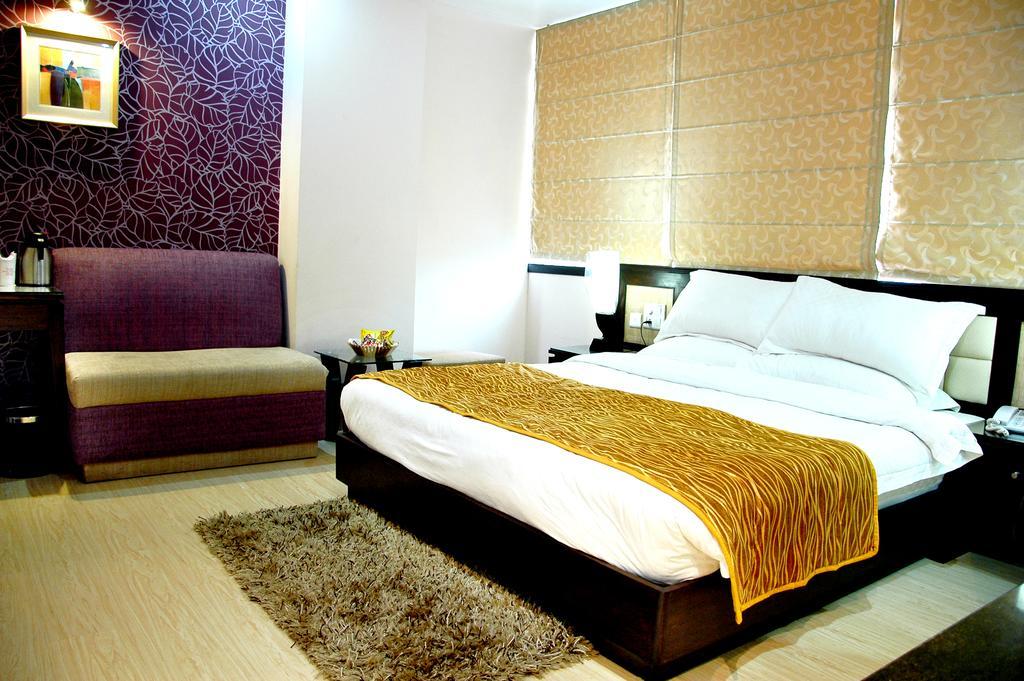 Hotel Palmdale Zirakpur Room photo
