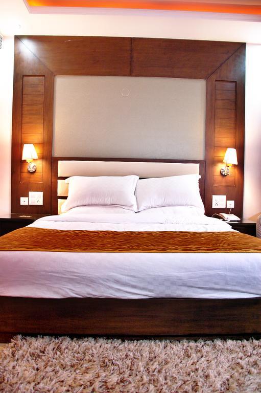Hotel Palmdale Zirakpur Room photo